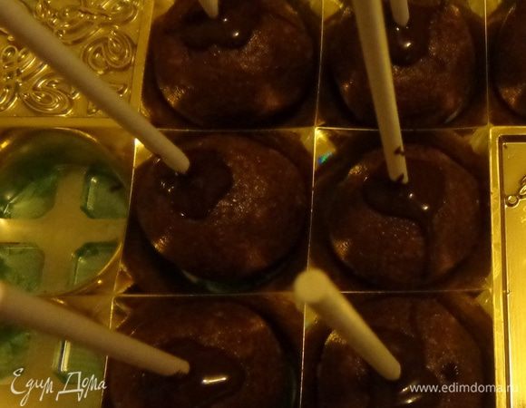 Тщательно перемешать все ингредиенты и сформировать шарики размером с небольшой орех. Вставить палочки, закрепив их растопленным шоколадом и хорошенько охладить.
