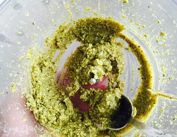 И так, главное, фисташки: они нам понадобятся сырые и очищенные. Часть нам надо будет просто растолочь в пудру, из другой части сделать пасту, и немного просто порубить для украшения. Для фисташковой пасты (если нет готовой) просто хорошо растолочь фисташки и добавить растительное масло из расчета 1 часть масла к 10 частям фисташек, немного еще пробить, - и готово.