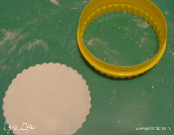Тонко раскатать мастику, вырезать кружки.