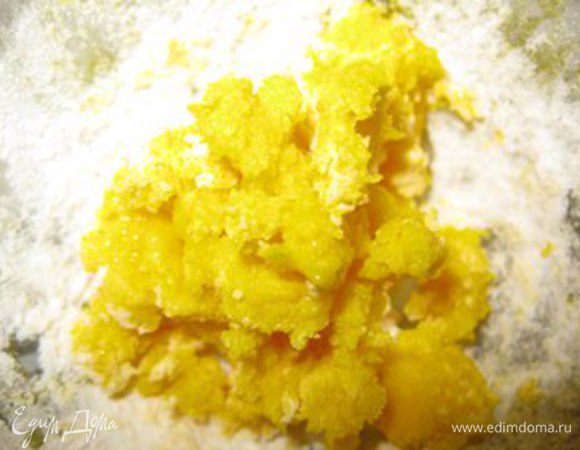 Желток смешать с мукой.
Белок взбить в густую пену.