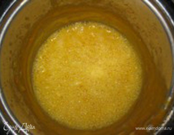 Желток с мукой добавить в тыквенное пюре. Посолить, поперчить и перемешать. Взбитый белок ввести в приготовленную массу и аккуратно перемешать.