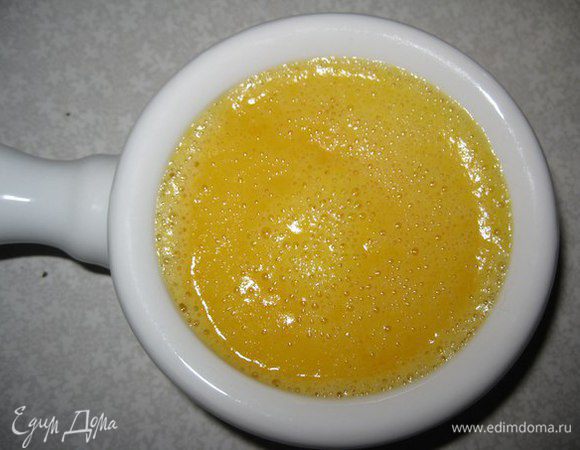 Выложить в форму для суфле. Поставить в разогретую духовку на 25 минут.