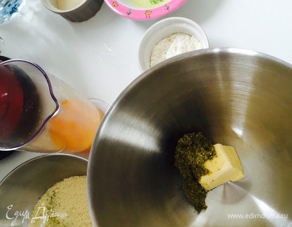 Включаем духовку на 180°С. Подготавливаем противень: выстилаем пергаментом, я для уверенности слегка смазала маслом. Измеряем все ингридиенты для теста: их довольно много.