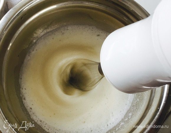 В сухой и чистой чаше начинаем взбивать белки как на меренгу, добавляя сахар.