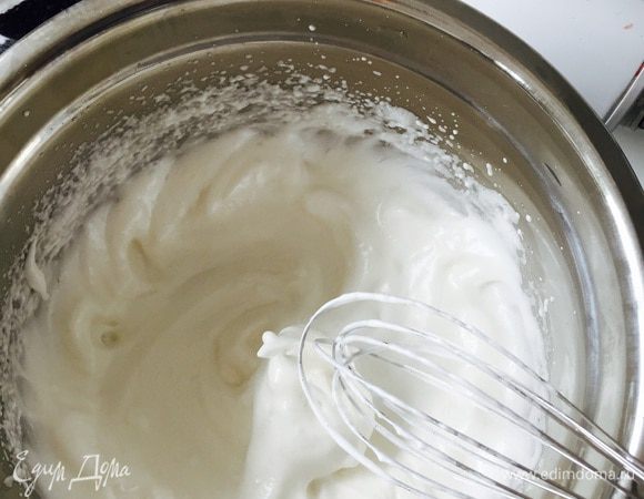Взбиваем до хороших пиков. Оставляем пока.