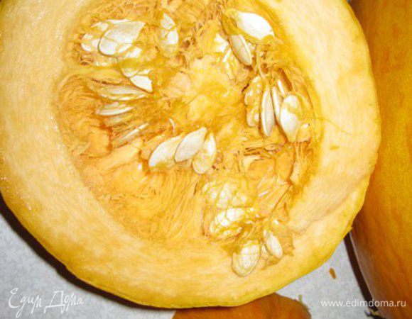 Берем тыкву, моем, отрезаем "горшочек", из которого будем кушать кашу. С другой стороны отрезаем "крышечку". У меня большая тыква, поэтому оставшуюся тыкву очищаем от кожуры, удаляем семена и мякоть режем на кусочки. 