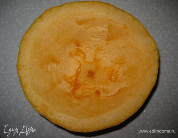 Удаляем семена. Мякоть тыквы вырезаем и нарезаем на кусочки. Оставляем 1,5-2 см стенки, потом мы ее тоже съедим.