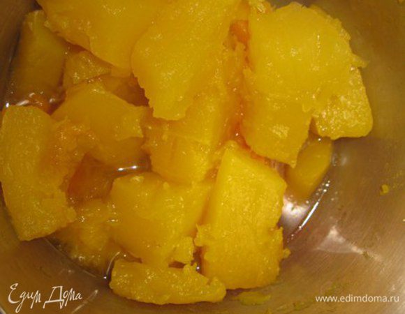 Мякоть тыквы с лавровым листом отвариваем до полу готовности. Делаем пюре, можно жидкое, потом оно пропитает горшочек и он тоже будет мягким, нежным и вкусным. Солим по вкусу.