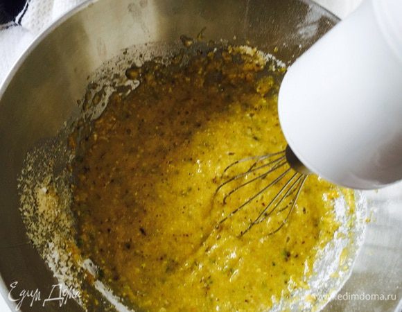 В другой чаше смешиваем миндальную и фисташковую муку, сахарную пудру и яйца. Взбиваем до однородного состояния.