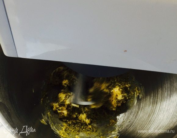 Берем еще одну миску: взбиваем мягкое масло с фисташковой пастой до кремовой консистенции.