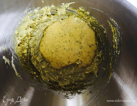 Соединяем две последние смеси в три этапа, каждый раз немного взбиваем.