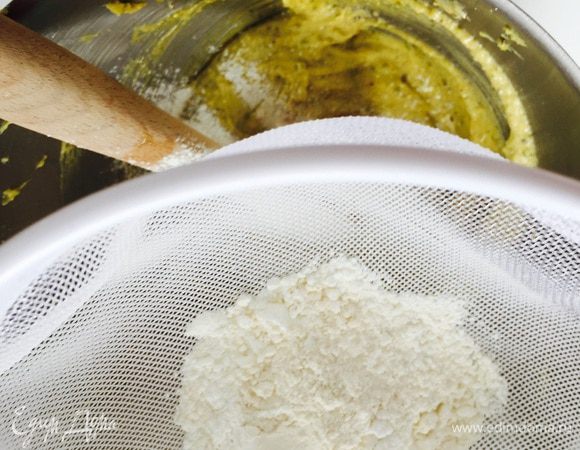Теперь просеиваем туда муку с крахмалом, тщательно перемешиваем.