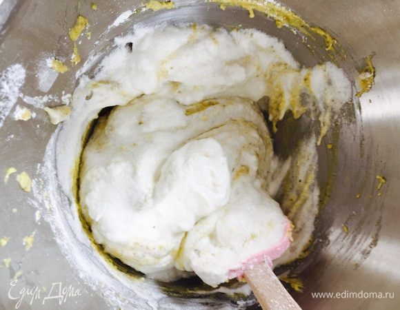 И наконец вводим нашу меренгу, аккуратно вымешиваем.