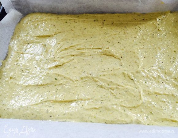 Распределяем тесто по противню и в печь на 15-18 минут.