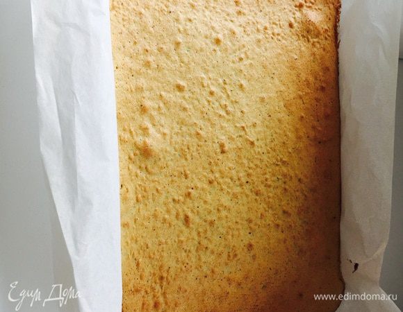 Готовый корж переносим с противня на стол или другую поверхность и остужаем.