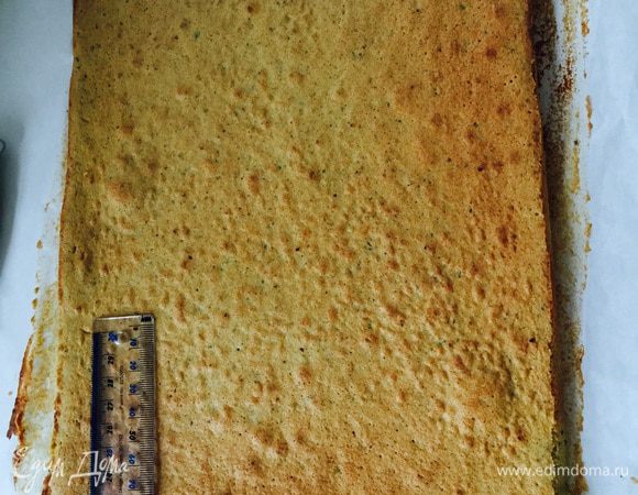 Теперь переворачиваем и освобождаем от бумаги. Вооружаемся линейкой (у меня дома нашелся только огрызок таковой и вспоминаем математику): нам надо разделить корж на четыре равные полоски.