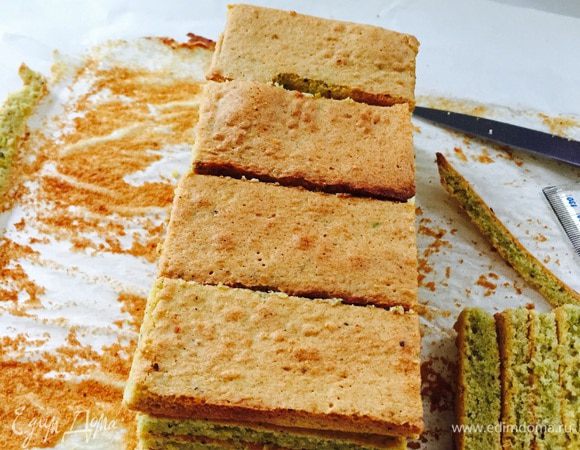 Складываем полоски в стопочку и отрезаем чуть меньше чем четвертую часть от них. Для чего? Из этих кусочков мы собираем пятую полоску.