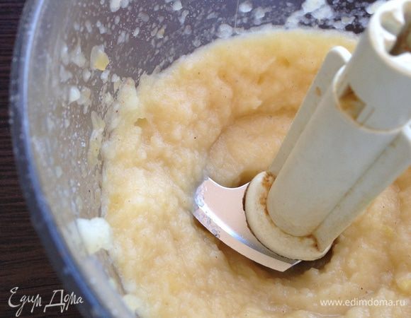 Измельчить яблоки блендером в пюре.