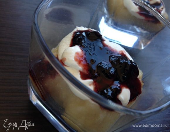 Затем выложить в прозрачные стаканы слоями: -крошка, -яблочный мусс, -сливки или крем-сыр, -джем (у меня чёрносмородиновый). Слои повторить ещё раз. Украсить по желанию.