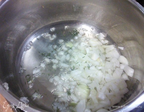 Мелко порубленный лук пассеруем в оливковом масле, добавим листики тимьяна.  