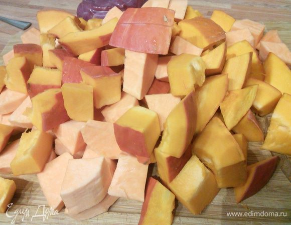 Тыкву и батат моем, батат очищаем, режем кубиком. 