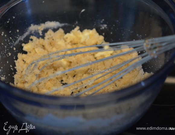 Разогреть духовку до 180 градусов. Смазать квадратную форму маслом. Смешать сахар с размягченным сливочным маслом.