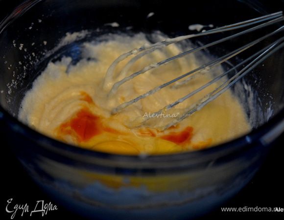 Затем добавить греческий йогурт натуральный, яйцо, ванилин. Вымешивать 1-2 минуты.