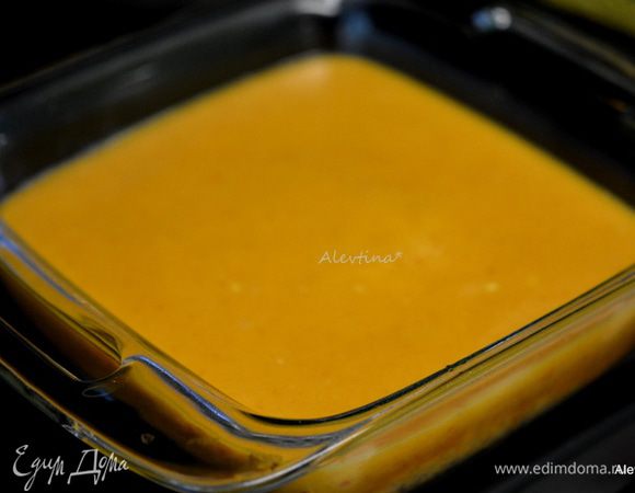 Дать слегка остыть бисквиту после духовки. Затем залить глазурью. Дать постоять 30 минут при комнатной температуре, и отправить на 1 час в холодильник.