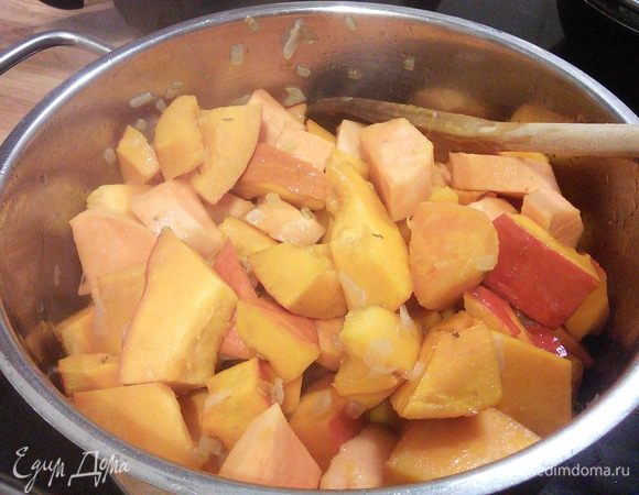 Добавляем овощи к луку и обжариваем в течении 5 минут.