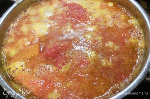 Добавляем протертые на тёрке помидоры (без кожицы), апельсиновый сок (200 мл это сок двух сочных апельсинов, можно заменить на готовый) и бульон (у меня вода), доводим до кипения, солим, перчим, уменьшаем огонь, накрываем кастрюлю крышкой и варим до готовности овощей (примерно 25-30 минут).