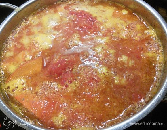 Добавляем протертые на тёрке помидоры (без кожицы), апельсиновый сок (200 мл это сок двух сочных апельсинов, можно заменить на готовый) и бульон (у меня вода), доводим до кипения, солим, перчим, уменьшаем огонь, накрываем кастрюлю крышкой и варим до готовности овощей (примерно 25-30 минут). 