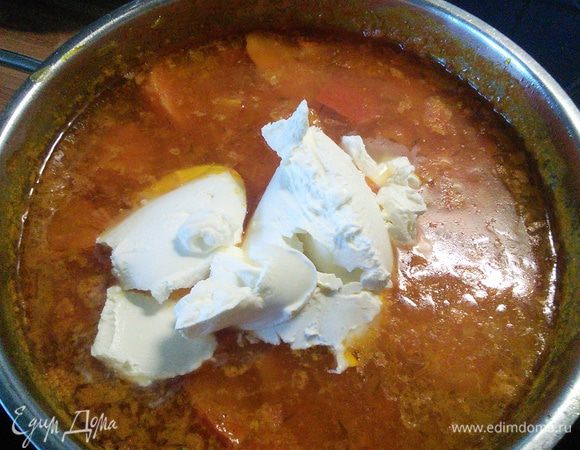 В суп добавим сметану и пюрируем погружным блендером, по необходимости можно добавить бульон, проверим на соль и перец. 