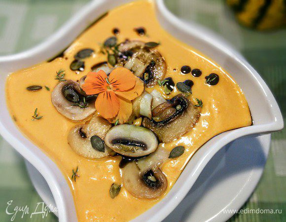 Подаём суп, сдобрив золотистыми шампиньонами, тыквенными семечками и сбрызнув тыквенным маслицем. 