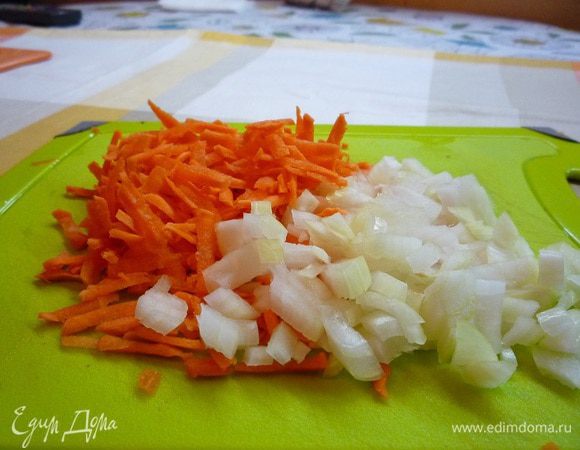 Из курицы сварить бульон. Для ароматизации бульона, можно положить в него 3-4 штучки сухих грибов. Помыть и очистить овощи. Лук мелко порезать, морковь натереть на крупной терке.