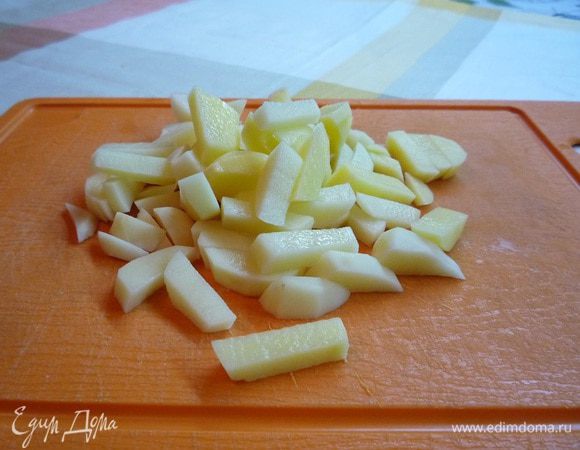 Картофель нарезать небольшими брусочками.
