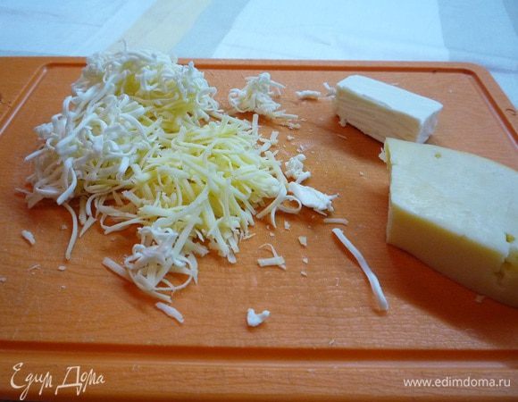 Сыр натереть на мелкой терке (я взяла кусочек твердого сыра и половинку плавленного сырка), добавить яйцо, панировочные сухари, посолить по вкусу. В зависимости от того, какие сухарики вы будете использовать для сырных шариков — ржаные или из белого хлеба, будет изменяться и привкус супа.

