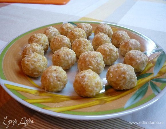 Смесь тщательно перемешать, руки смочить водой и сформировать шарики.     Сырные шарики можно делать разного размера, от этого будет зависеть их количество. 

