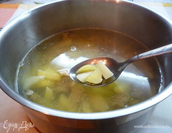 В готовый бульон положить картофель и варить 10 минут.