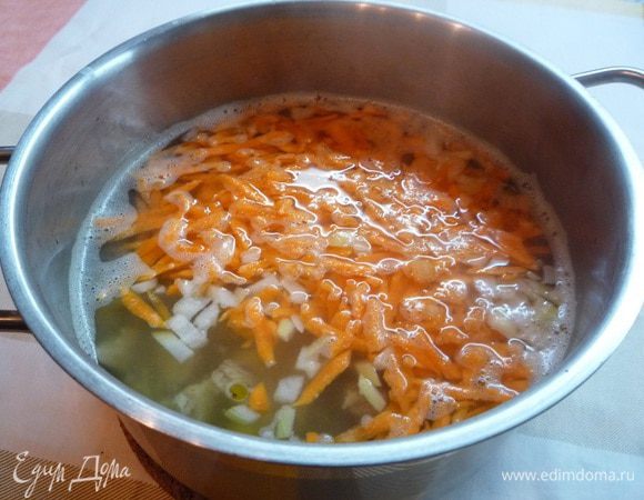 Добавить к картофелю лук и морковь. Их я не зажаривала, так как курица у меня была достаточно жирная.