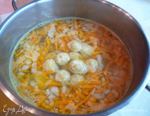 Дать бульону закипеть и отправить туда сырные шарики.