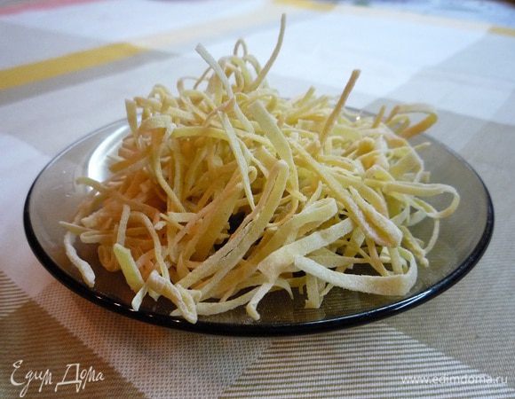 Когда шарики всплывут, кладем в бульон маленькую жменьку домашней лапши или вермишели.