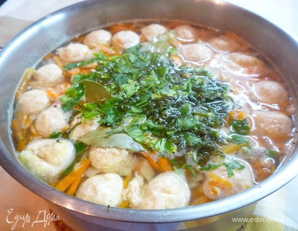 Добавляем лавровый лист, специи, зелень, даем закипеть и выключаем готовый суп. Дать настояться под крышкой 10-15 минут.