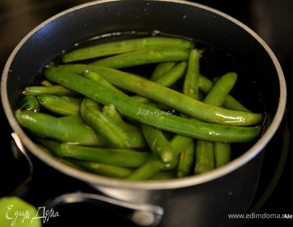 Отварить заранее красный картофель. Порезать кубиками. Отварить  очищенную свежую фасоль в кипящей воде 4 минуты. Слить воду.