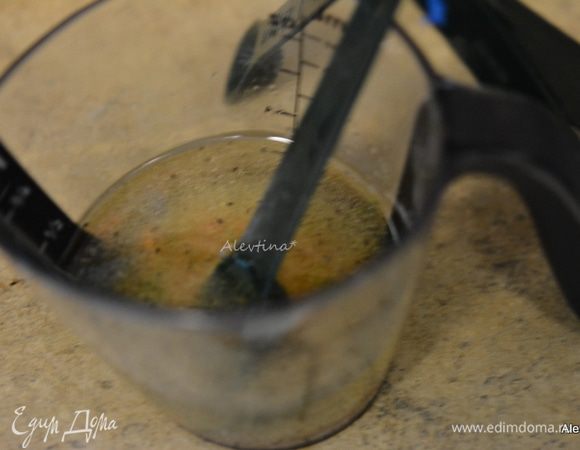 Приготовим заправку в емкости. Все смешав. 