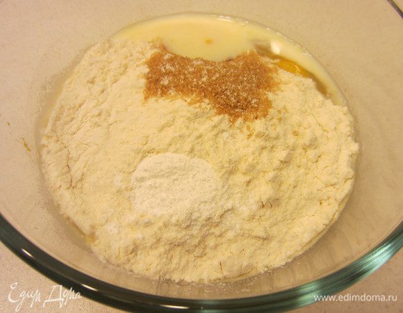 Добавляем яйцо, молоко, муку, разрыхлитель, сахар и соль.