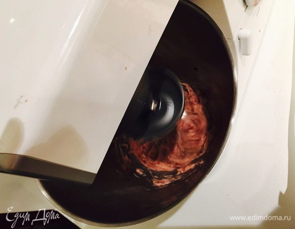 Для крема хорошо взбиваем мягкое масло с джемом (40 г).