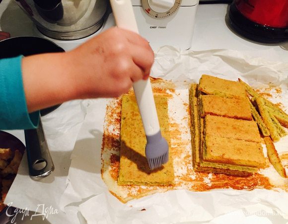 Теперь можем собирать кирпичик: укладываем корж, пропитываем его (рука помощницы моей).