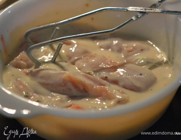 Снять кожицу с куриных грудок, нарезать полосками не тонко. В одной емкости смешать кефир, горчицу, соль и перец. Во втором блюде хлебную крошку сухую. Сначала обмакнуть грудки в кефирную жидкость.