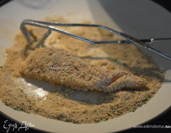 Затем в сухую хлебную крошку.