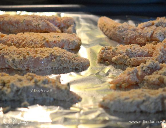 Выкладываем на противень с фольгой. Сбрызнуть сверху маслом и поставить в горячую духовку на 200 градусов на 20 минут.